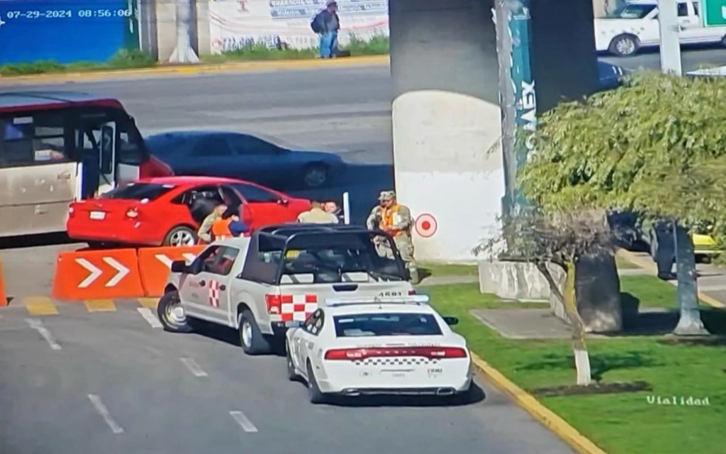 Elementos de la Secretaría de Marina lograron auxiliar y salvar la vida de un menor de edad con signos de broncoaspiración, en inmediaciones del aeropuerto de. Foto cortesía Semar