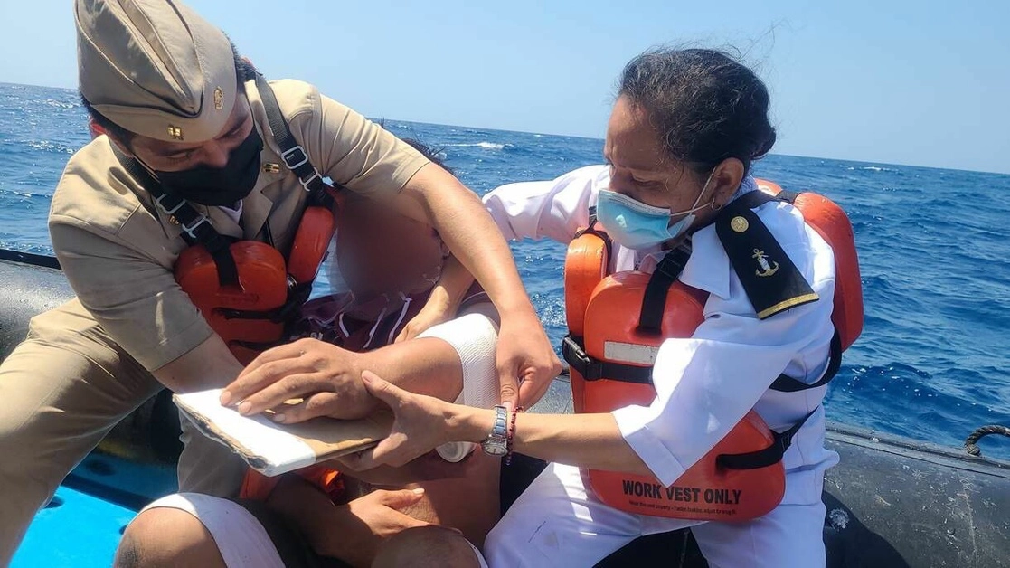 Un pescador que sufrió una herida, cuando trabajaba cerca de las costas de Yucatán, fue auxiliado por personal de la Secretaría de Marina (Semar), para ser conducido desde su embarcación en alta mar, hasta tierra firme. Foto cortesía Semar