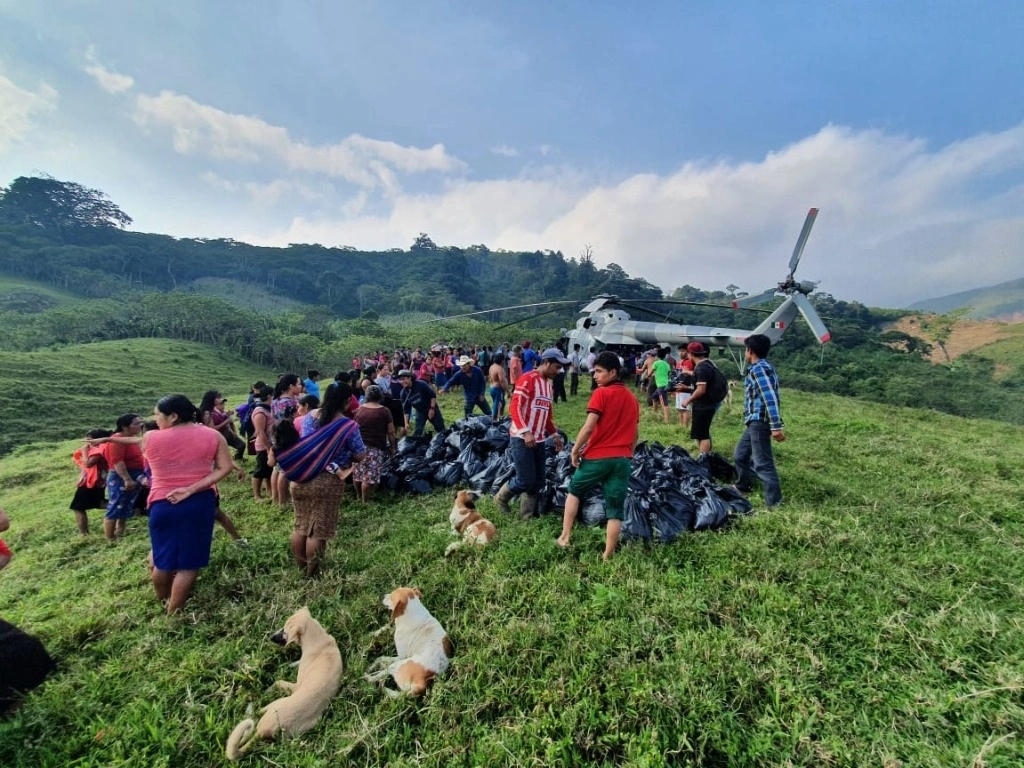 Elementos de la Secretaría de Marina Armada de México (Semar), desplegados en las localidades de Mollejón e Ixhuatán, en el estado de Chiapas, continúan brindando apoyo a la población civil afectada por el paso de la depresión tropical 'Eta'. Foto cortesía Semar 