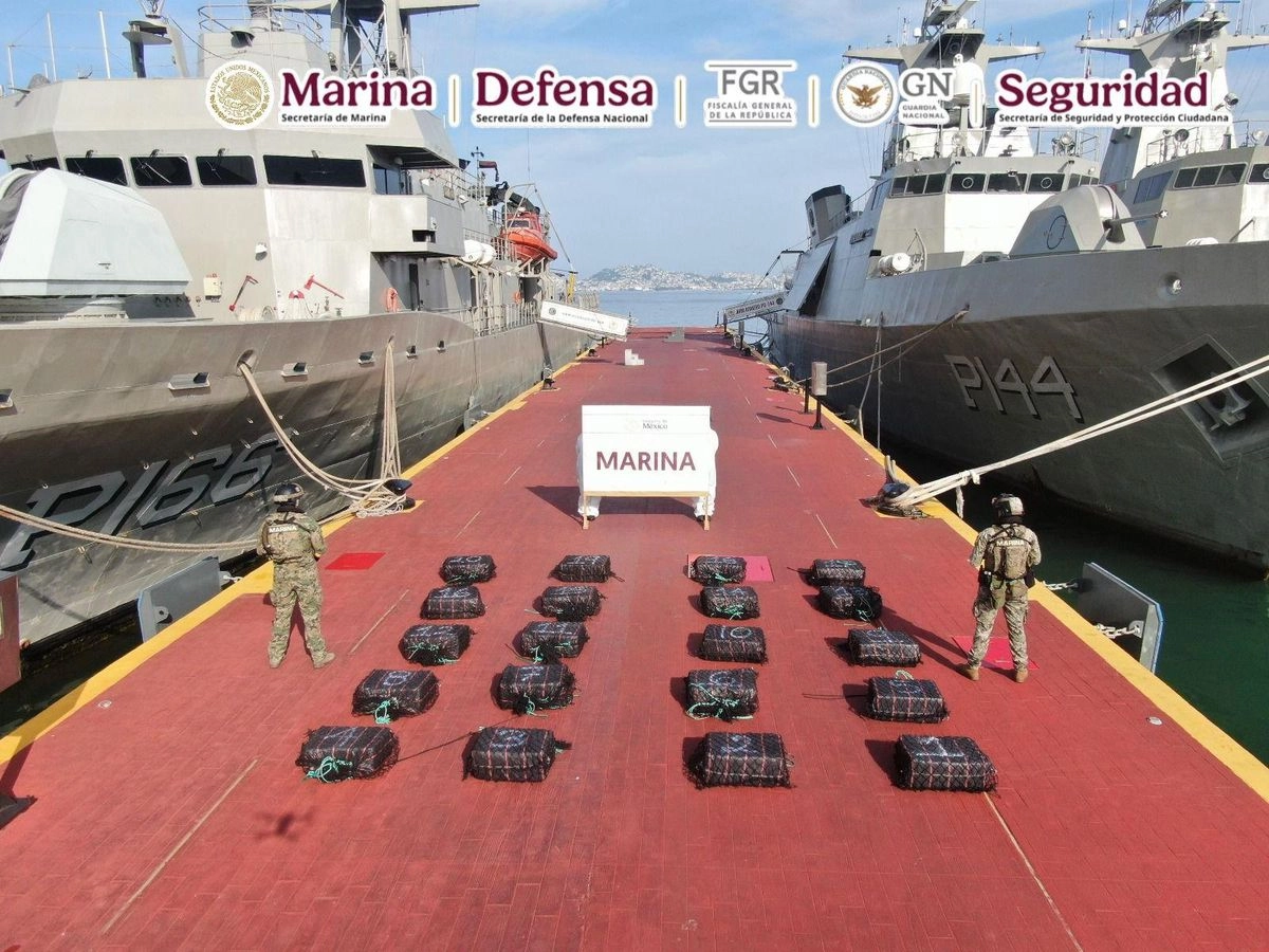 El personal de la Secretaría Marina, en funciones de Guardia Costera, en colaboración con la Defensa, FGR, Guardia Nacional y la SSPC, detuvieron a cuatro personas y aseguraron 601 kilos de cocaína. Foto cortesía 