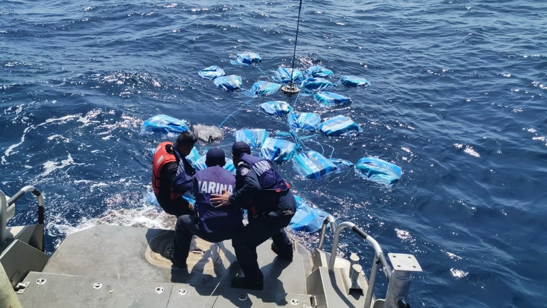 La Secretaría de Marina aseguró un cargamento de mil 119 kilogramos de clorhidrato de cocaína en costas de Chiapas, en los últimos 15 días la Armada ha incautado cerca de cinco toneladas de esta droga. Foto cortesía Semar