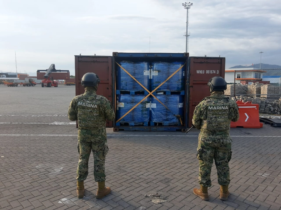 Elementos de la Semar resguardan los 16 mil 760 kilogramos de cloruro de bencilo, a los cuales se les agregó carbón activado para anular sus propiedades químicas. Foto cortesía Semar 