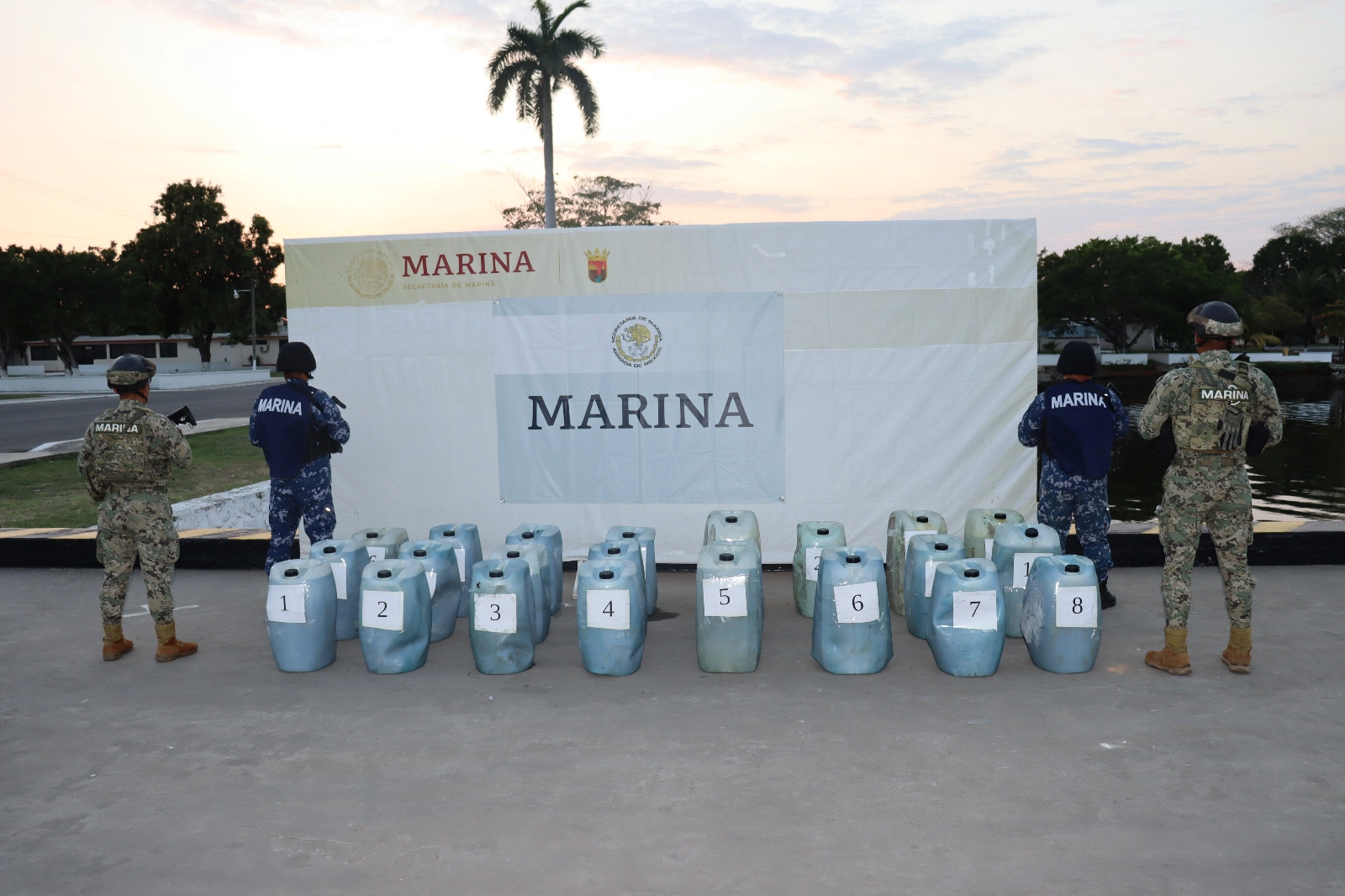 El hidrocarburo asegurado y los detenidos fueron interceptados por un buque de la Armada de México en las costas de Chiapas. Foto