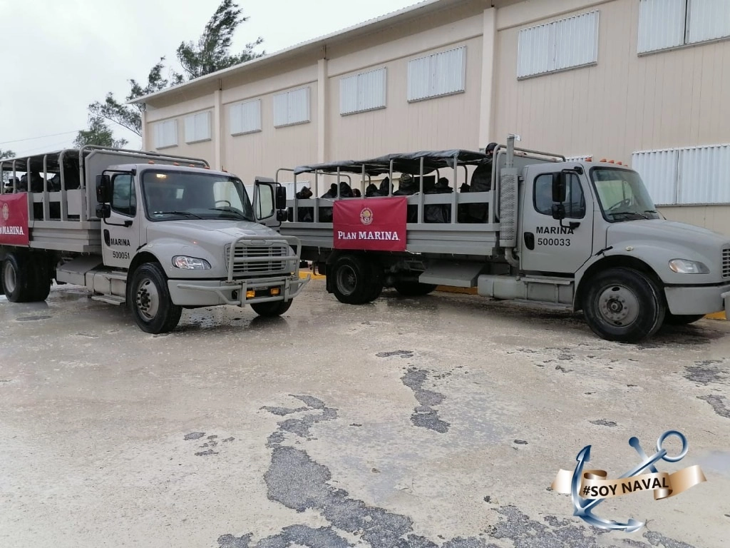 Elementos de la Marina trasladan a refugios temporales a familias evacuadas por ‘Gamma’ en Cozumel. Foto tomada del Twitter @SEMAR_mx
