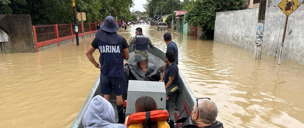 La Secretaría de Marina informó que en Poza Rica, Veracruz, personal naval ha auxiliado a más de 2 mil personas, brindado 70 atenciones médicas y 600 traslados a albergues tras las intensas lluvias. Foto 