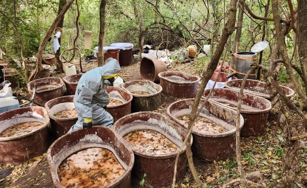 En estos lugares se aseguraron aproximadamente 820 kilogramos de cristal, 43 mil 680 litros y 18 mil 430 kilogramos de precursores químicos; así como reactores, congeladores eléctricos, quemadores, tambos y material diverso para la elaboración de drogas sintéticas. Foto tomada de Twitter @SEMAR_mx
