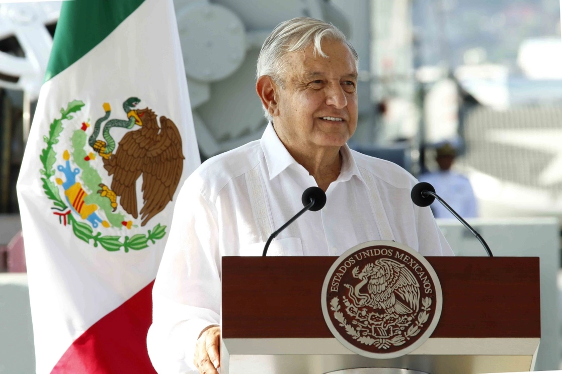 El presidente Andrés Manuel López Obrador encabezó la ceremonia conmemorativa de la Armada de México, realizada en Manzanillo, Colima, el 23 de noviembre de 2022. Foto cortesía Presidencia