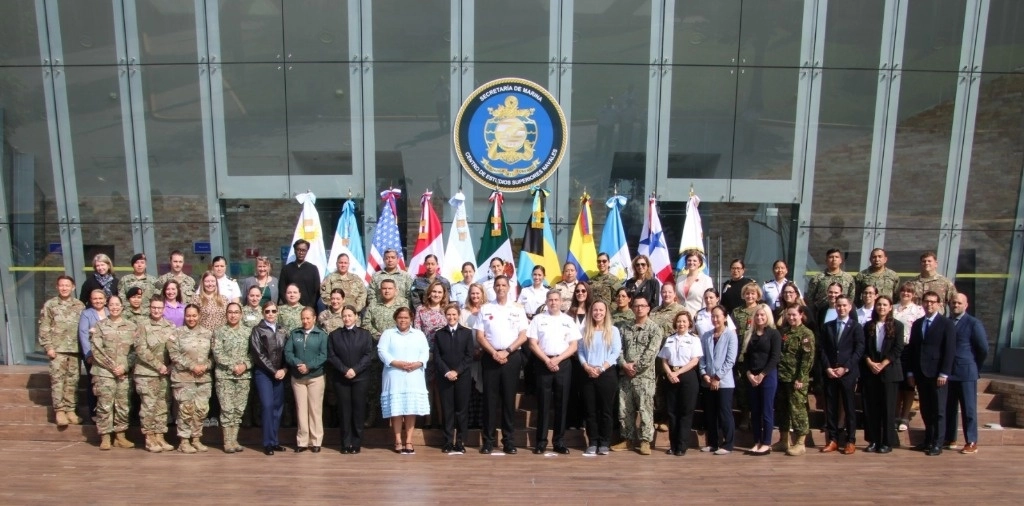 La Secretaría de Marina impulsa “el empoderamiento de la mujer en el ámbito naval y asegura la cohesión del personal que la conforma”, y durante esta semana como parte de ese reconocimiento, el Centro de Estudios Superiores Navales fue anfitrión de la conferencia del programa Mujeres, Paz y Seguridad. Foto cortesía Semar