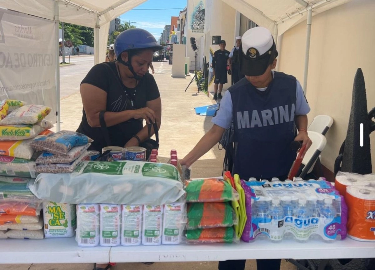 Elementos de la Semar atienden los centros de acopio instalados en diversas entidades, donde la ciudadanía puede contribuir a la colecta de víveres para los damnificados por las intensas lluvias registradas la semana pasada en los estados de Veracruz, Hidalgo, Querétaro, Puebla y San Luis Potosí. Foto 