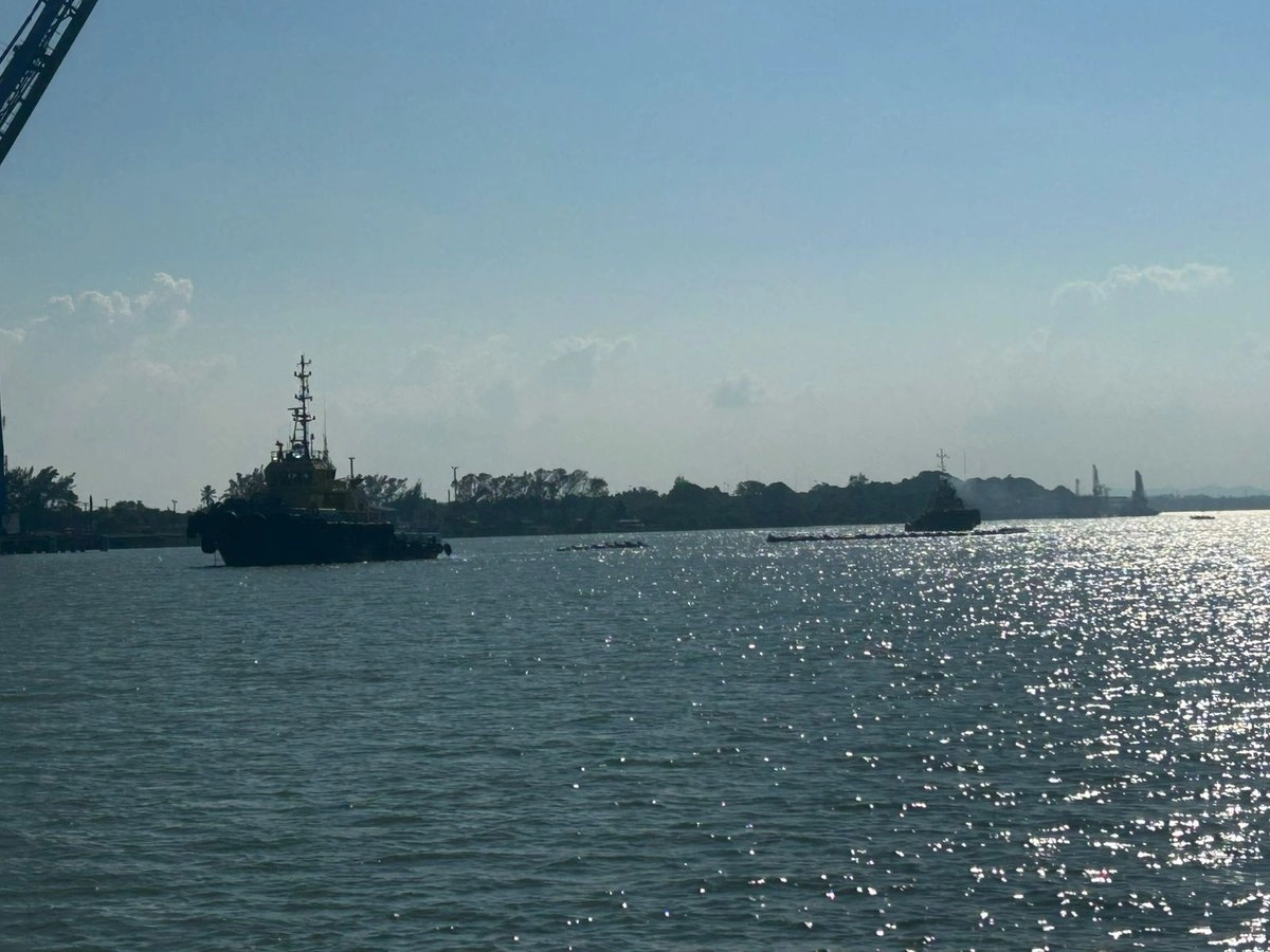 Asimismo, se cuenta con 650 metros de barreras contenedoras de puerto, 500 metros de barrera contenedora de alta mar, dos desnatadores, un tanque remolcable, un tanque de almacenamiento temporal y  dos chalanes de almacenamiento.
