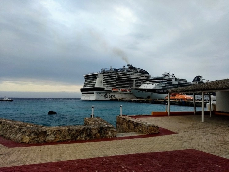 Banda exterior de la terminal de cruceros Punta Langosta, en el puerto de Cozumel. Foto Patricia Vázquez / archivo 