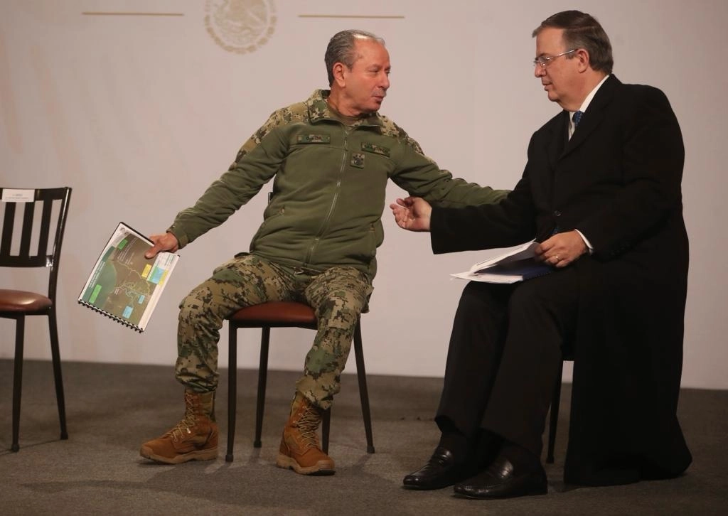 Rafael Ojeda, titular de la Semar, y Marcelo Ebrard, secretario de Relaciones Exteriores, durante la conferencia matutina del presidente López Obrador, el 23 de noviembre de 2021. Foto José Antonio López