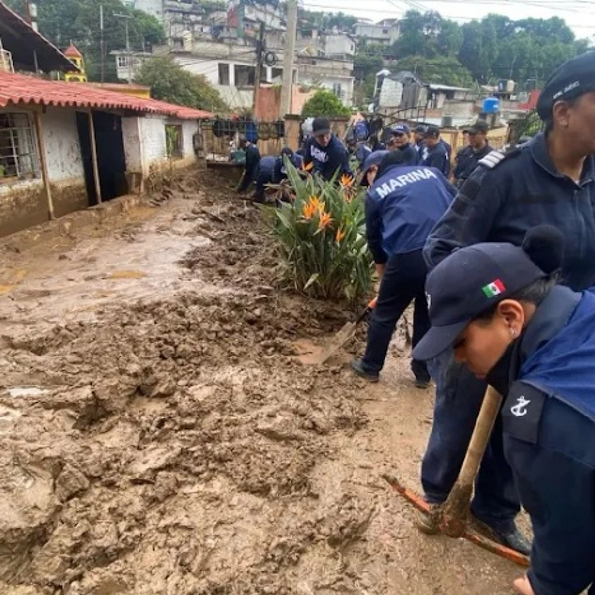 Efectivos de la Marina durante labores de limpieza. Foto 