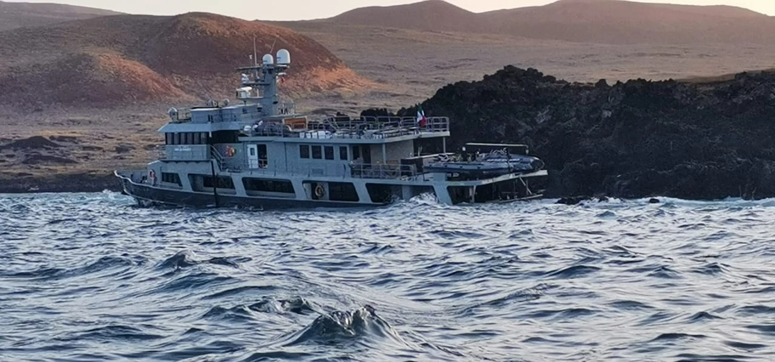 En inmediaciones de la caleta El Barquito, en la Isla Socorro, la embarcación encalló y comenzó a hundirse, por lo que emitieron un mensaje de auxilio y sus ocupantes abandonaron la nave a bordo de una balsa salvavidas. Foto cortesía de Semar 