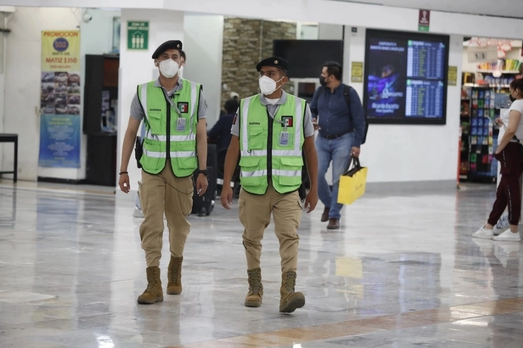 Elementos de la Semar realizan tareas de vigilancia en las terminales 1 y 2 del Aeropuerto Internacional de la Ciudad de México, en imagen de archivo. Foto Cristina Rodríguez