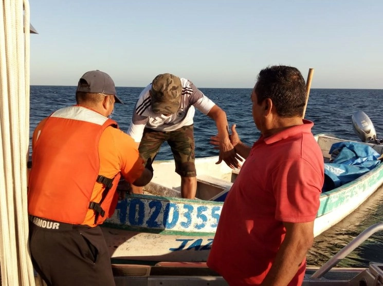 Elementos de la Secretaría de Marina rescataron a tres náufragos que se encontraban desaparecidos desde el pasado 20 de marzo a 144 kilómetros al norte del Puerto de Ciudad del Carmen. Foto Semar