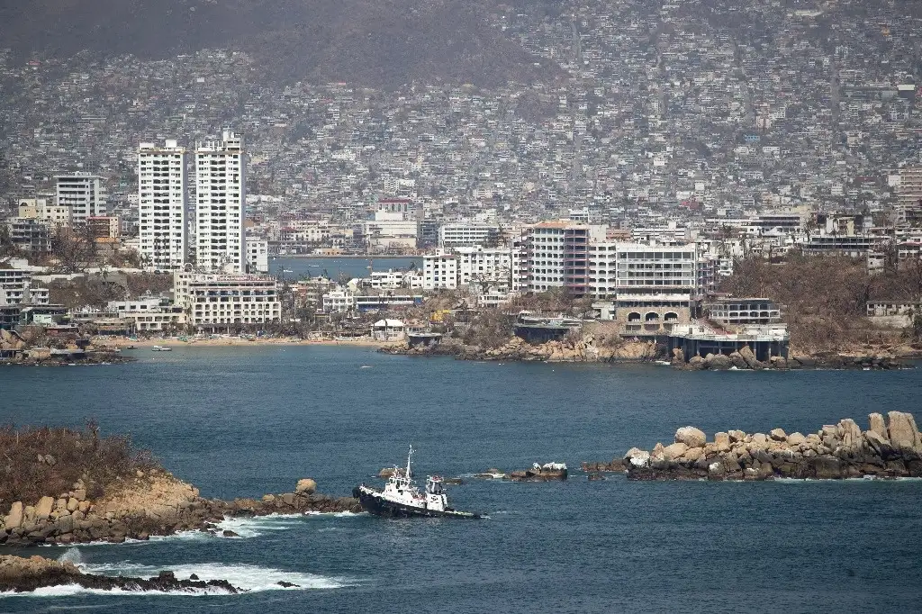 La Jornada - Semar rescata embarcaciones hundidas por 'Otis' en Acapulco