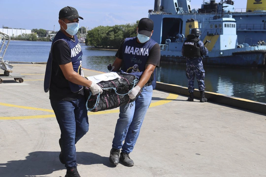 La acción “se llevó a cabo en costas del estado de Michoacán, durante recorridos de patrullaje de vigilancia marítima y aérea para el mantenimiento del Estado de derecho en la mar, en la que participaron embarcaciones y unidades aéreas de la Armada de México”, señaló el boletín. Foto 