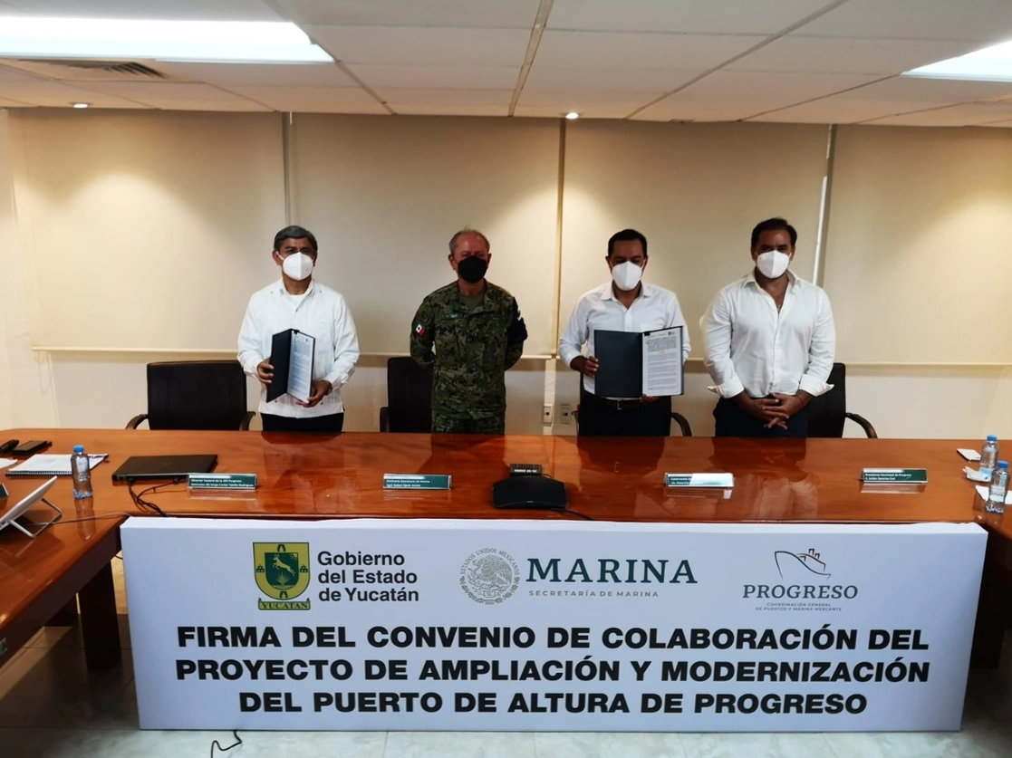 La firma del convenio estuvo encabezada por el titular de la Semar, José Rafael Ojeda Durán, (c,izq) y el gobernador de Yucatán, Mauricio Vila Dosal (c,der) Foto Cortesía Semar