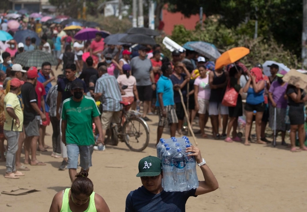 Miles de personas sufren los estragos que dejó el huracán ‘Otis’ a su paso por Acapulco. Foto Alfredo Domínguez 