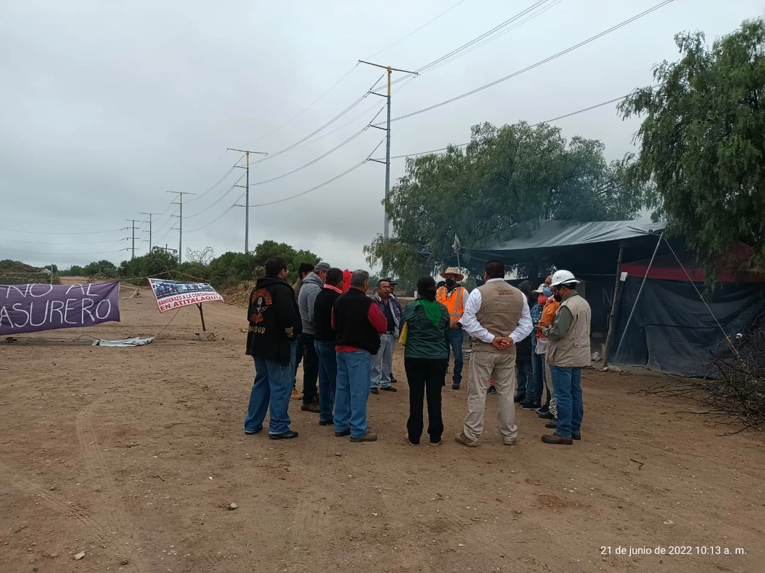 Inspectores de la Semarnat en el centro de confinamiento de desechos de la empresa Ecological Solution México para hacer una revisión y colocar sellos de clausura temporal, el 21 de junio de 2022. Foto Juan Ricardo Montoya