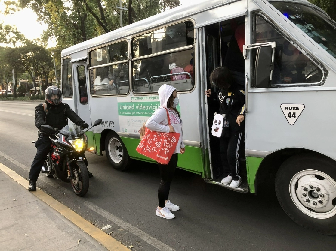 Una unidad concesionada que proporciona el servicio de transporte público en la Ciudad de México. Foto Luis Castillo / Archivo