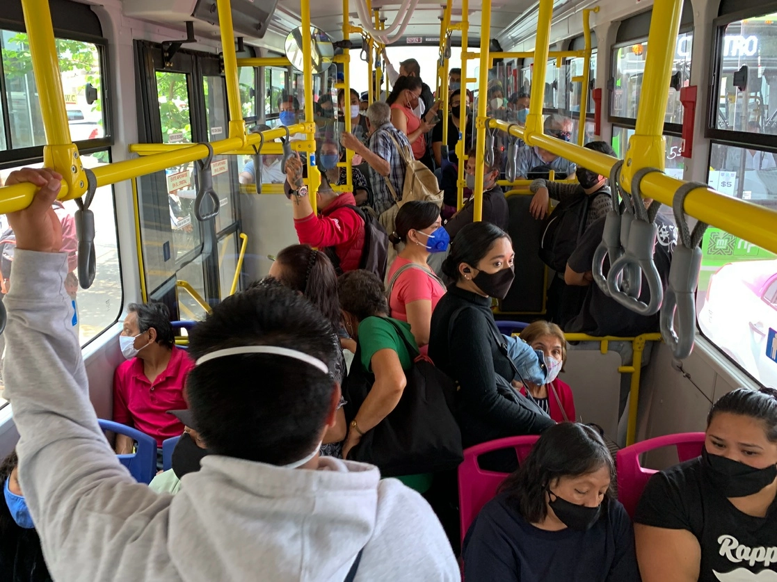 Pasajeros usan el transporte sustituto de la Línea 12 del Metro. Foto LA JORNADA/Pablo Ramos