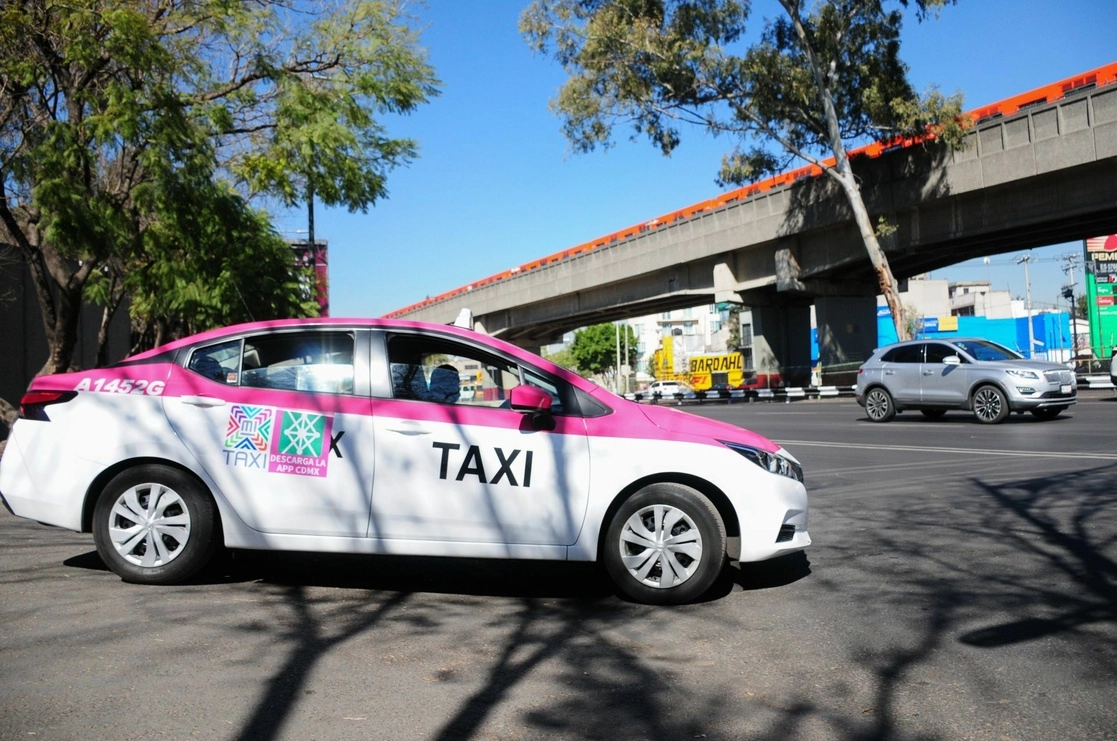 En 2022 se han realizado acciones para verificar que los taxis que circulan en la capital estén regularizados. Foto Cuartoscuro / Archivo