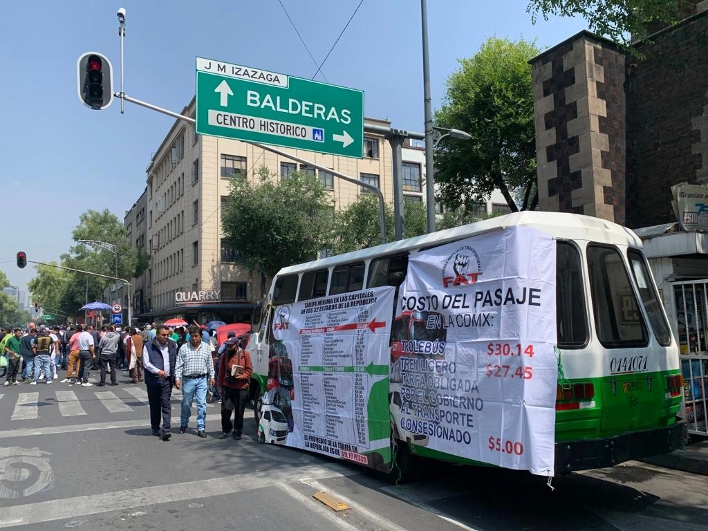 La Semovi exhortó a los transportistas que bloqueen la avenida 20 de Noviembre a evitar afectaciones a la ciudadanía, el 26 de noviembre de 2022. Foto Alfredo Domínguez