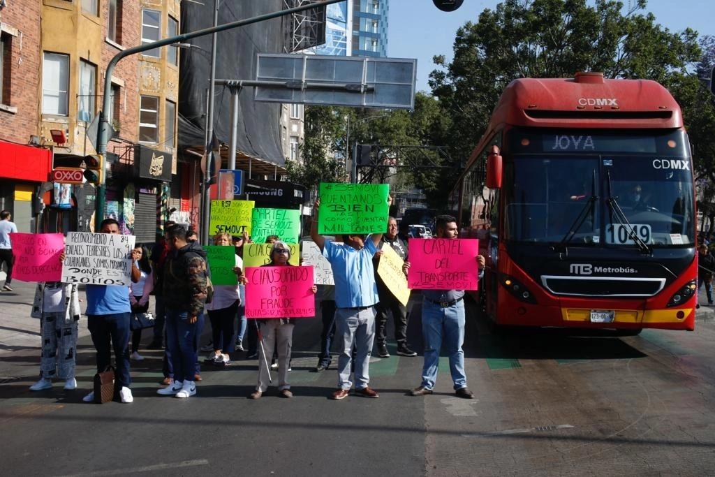 Transportistas de rutas que dan servicio al sur de la Ciudad de México protestan frente la Semovi, para denunciar un fraude en la compra de autobuses, el 9 de marzo de 2023. Foto Alfredo Domínguez