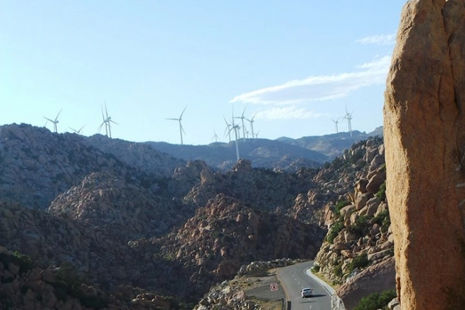 Parque eólico de la empresa Sempra instalado en La Rumorosa en BC. Foto de Julieta Martínez/La Jornada BC