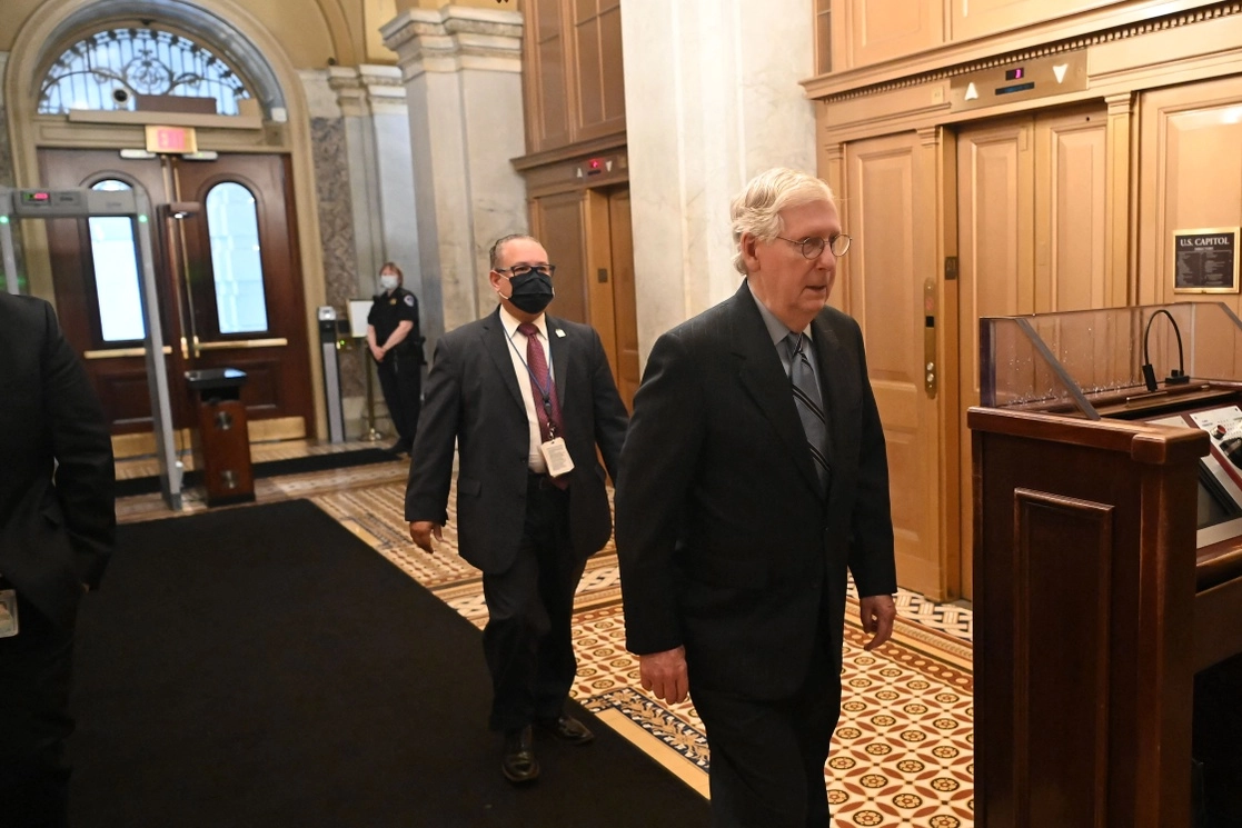 El líder de la minoría republicana en el Senado, Mitch McConnel, a su llegada al Capitolio para la votación sobre el plan de infraestructura respaldado por el presidente estadunidense Joe Biden, hoy en Washington. Foto Afp 