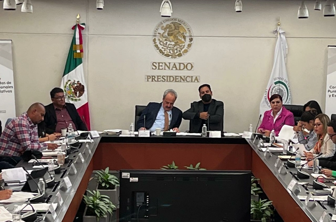 Los senadores Faustino López, Rafael Espino y Eduardo Ramírez, (al centro) durante la Reunión de las comisiones de Puntos Constitucionales y de Estudios Legislativos Segunda del Senado. Foto Roberto García