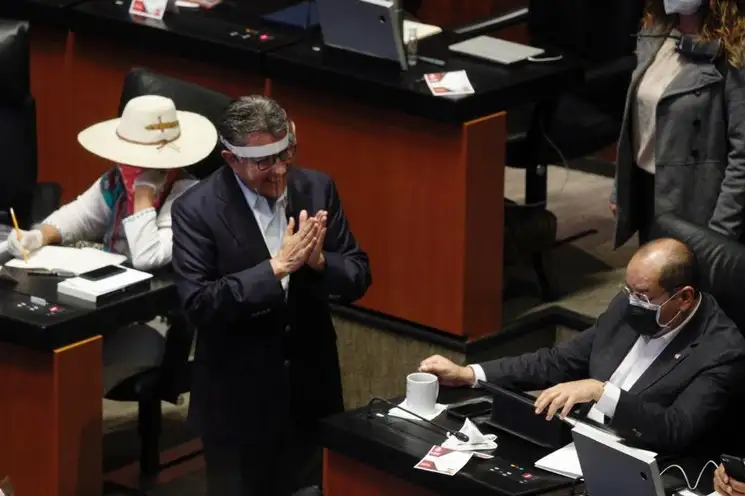 El coordinador de los senadores de Morena, Ricardo Monreal (izq) durante la sesión. Foto Cristina Rodríguez