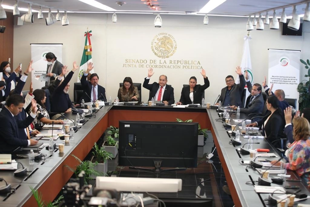 Senadores que integran la Comisión de Minería durante la votación del dictamen sobre el litio, en la Ciudad de México, el 19 de abril de 2022. Foto José Antonio López