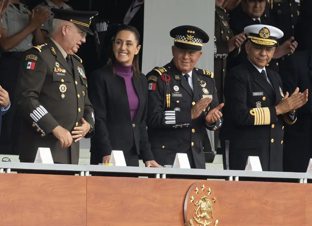 En el Campo Marte, la presidenta Claudia Sheinbaum Pardo encabezó la ceremonia por el sexto aniversario de la Guardia Nacional. En el estrado la acompañaron (de izquierda a derecha) el secretario de la Defensa Nacional, Ricardo Trevilla Trejo; el comandante de la Guardia Nacional, Hernán Cortés Hernández, y Raymundo Pedro Morales Ángeles, titular de la Marina.
