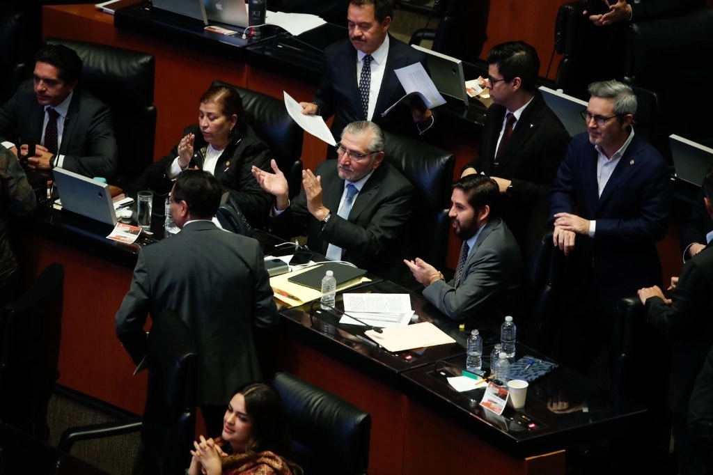 Grupo parlamentario de Morena en el Senado de la República durante la sesión. Foto Cristina Rodríguez