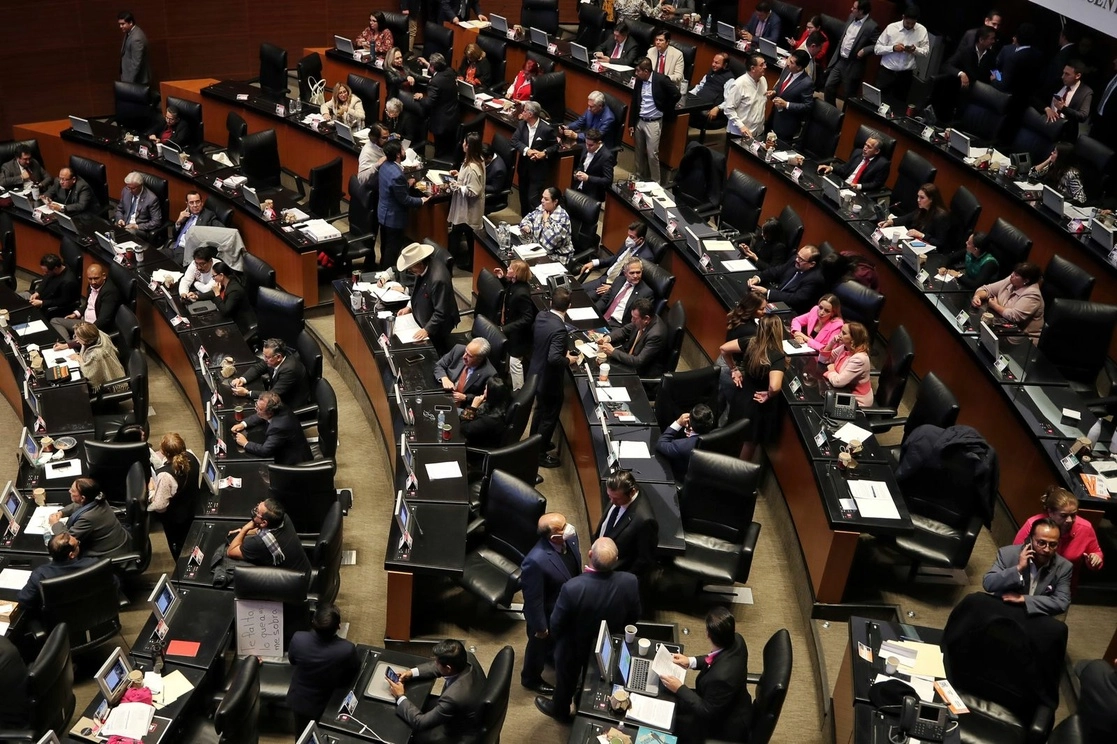 Senadores durante la votación del dictamen de reforma electoral. Foto Marco Peláez