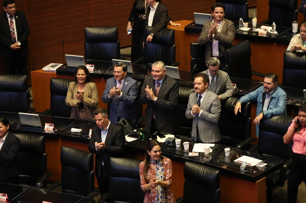 Senadores de Morena durante la sesión. Foto Germán Canseco