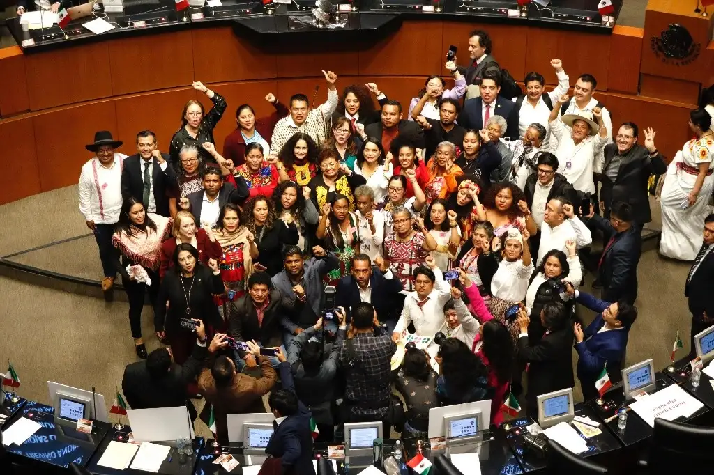 En lo general y lo particular se aprobó con 127 votos a favor y cero en contra la reforma sobre pueblos indígenas y se turno a los congresos de los estados para continuar con el proceso del Constituyente. Foto: Germán Canseco 