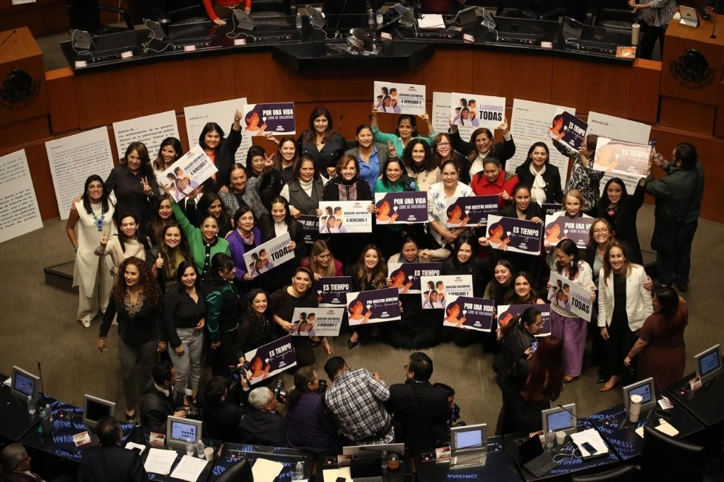 Senadoras durante la discusión de la reforma en materia de igualdad sustantiva. Foto Yazmín Ortega Cortes




