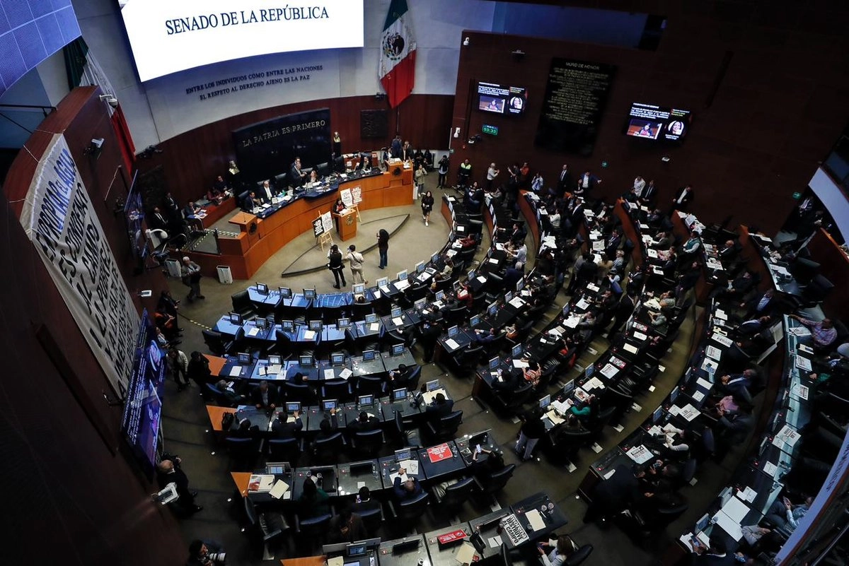Menos de 12 horas después que fue turnada por la Cámara de Diputados, la minuta se avaló con 85 votos a favor y 36 en contra, en medio de una confrontación entre el bloque de la 4T y la oposición. Foto