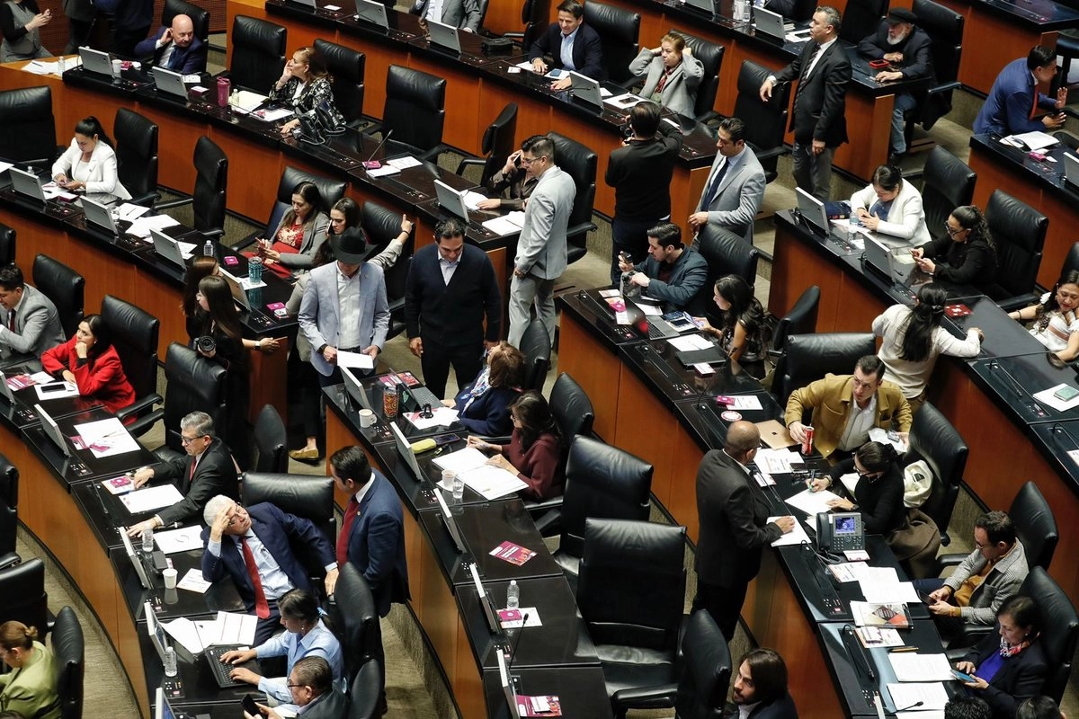 En medio de una confrontación entre Morena y la oposición, el Senado aprobó las reformas a la Ley de Salud que establecen la prohibición total de producir, comercializar, importar y exportar cigarrillos electrónicos, vapeadores y otros dispositivos análogos en todo el país. Foto