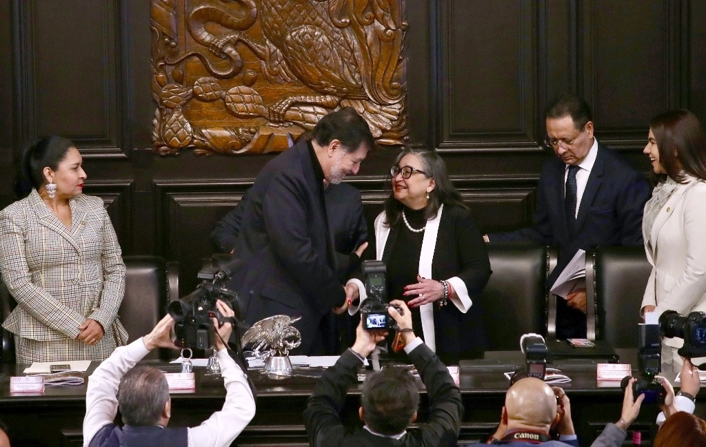 El presidente del Senado, Gerardo Fernández Noroña, da la bienvenida a la ministra Norma Piña. Foto Yazmín Ortega Cortés