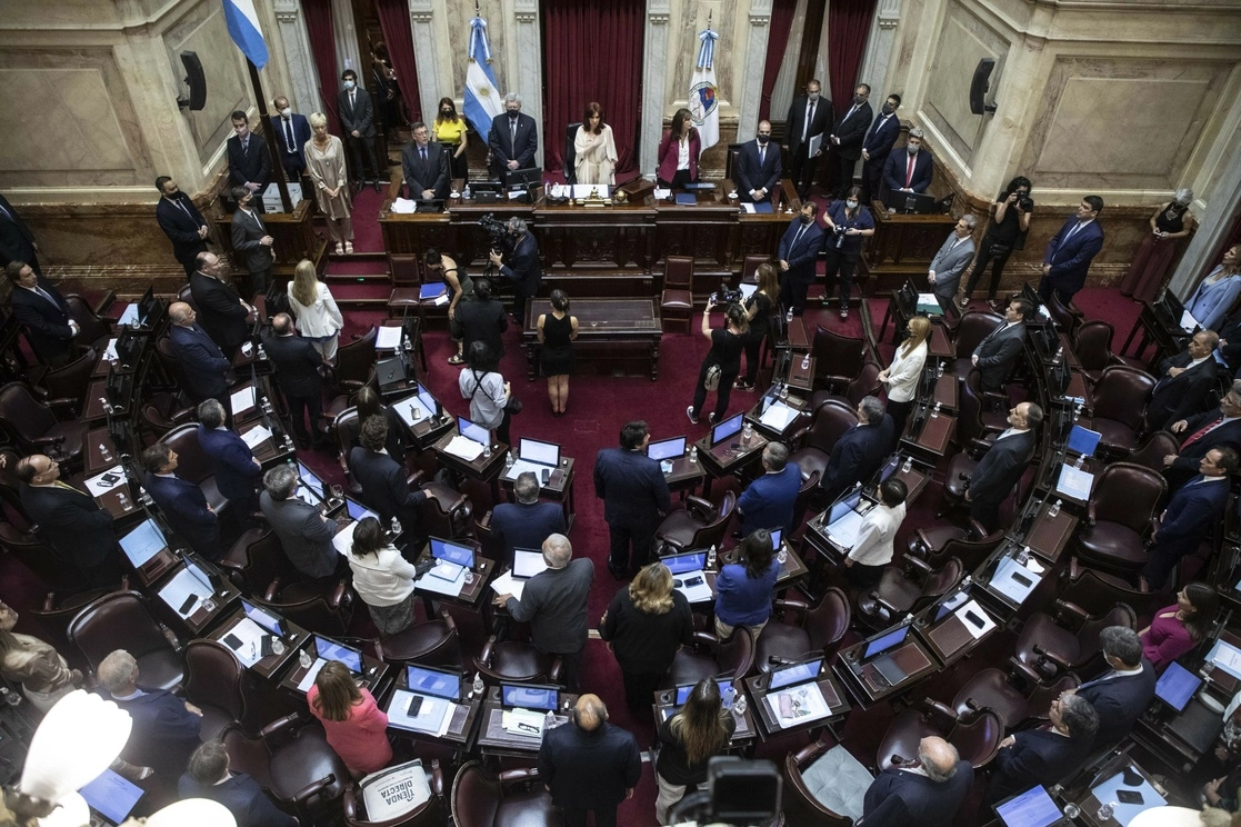 Aunque se esperaba que la sesión del Senado de Argentina se prolongara, se aprobó el financiamiento de deuda del FMI. Foto Xinhua 