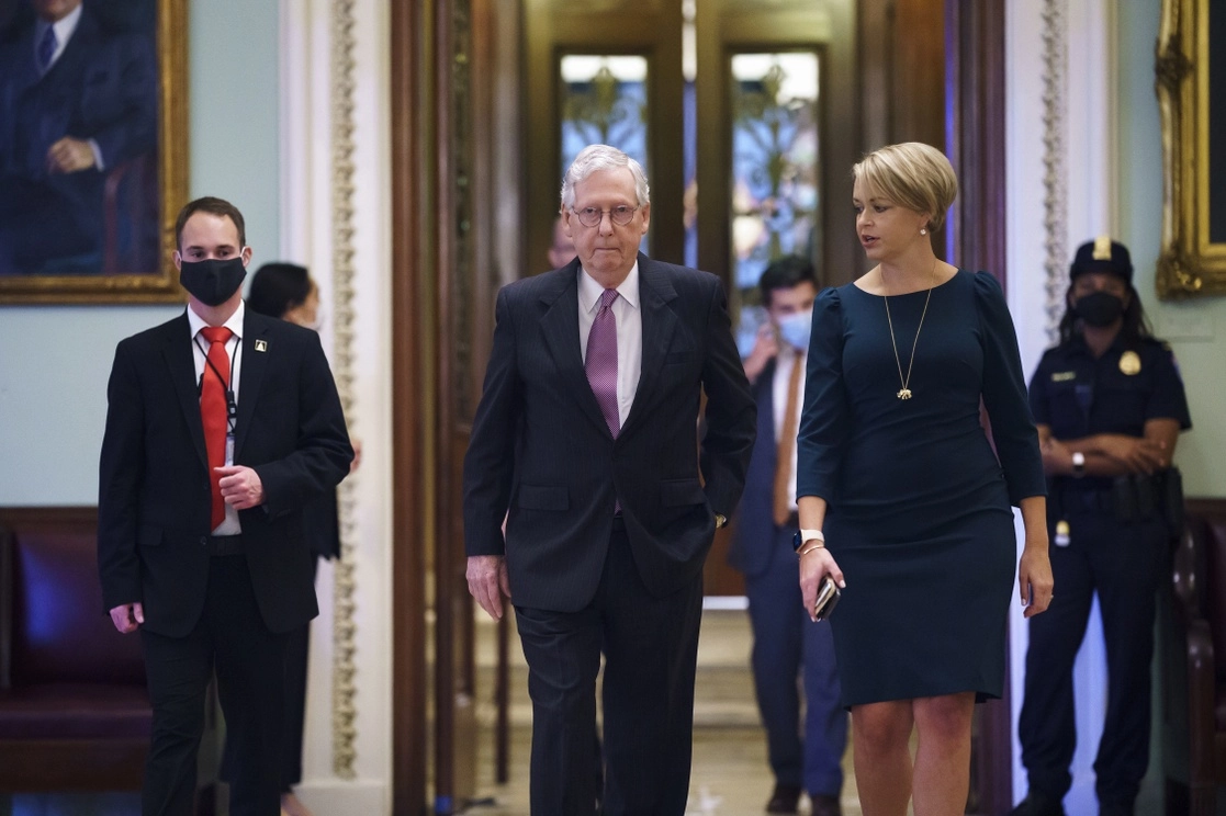 Los republicanos dicen que los demócratas tienen votos suficientes para elevar el techo de endeudamiento por sí solos y su dirigente, Mitch McConnell, insiste en que lo hagan. En la imagen, McConnell, antes de las votaciones en la cámara del Senado, en el Capitolio en Washington, el 30 de septiembre de 2021. Foto Ap