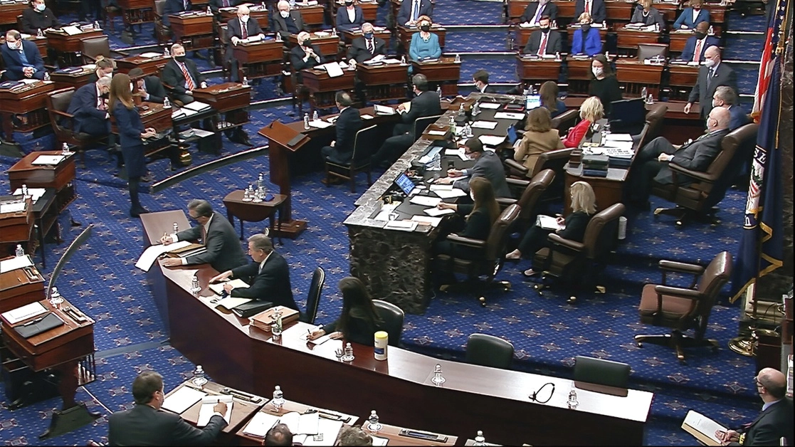 El Senado de Estados Unidos votó a favor de llamar a testigos, con lo que se prolonga el juicio contra el ex presidente Donald Trump. Foto Televisión del Senado vía Ap