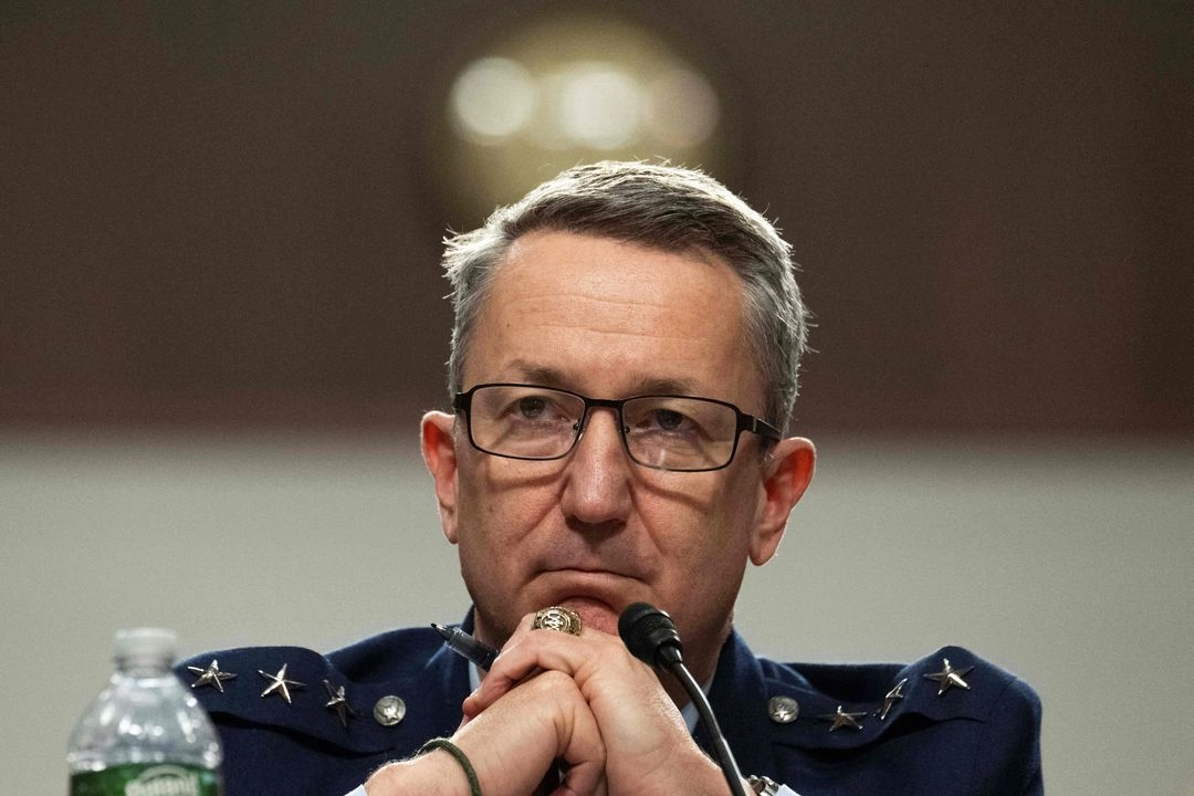 El teniente general Dan Caine testifica en una audiencia del Comité de Servicios Armados del Senado sobre su nominación para ser presidente del Estado Mayor Conjunto, el principal oficial militar del país, en el Capitolio en Washington, DC, el 1 de abril de 2025.
