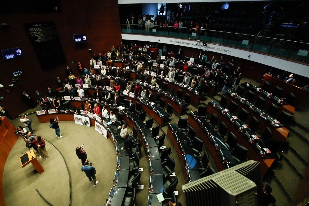 Durante una sesión que arrancó con apenas 65 legisladores presentes y sin la asistencia de senadores de oposición, el órgano legislativo recibió la aprobación de 26 congresos estatales para ambas reformas.Foto: Cristina Rodríguez