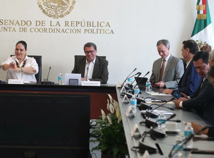 El subsecretario de Salud Hugo López-Gatell (tercero de izquierda a derecha); el senador Ricardo Monreal y la presidenta del Senado, Mónica Fernández, durante la reunión de la Jucopo en la cámara alta. Foto José Antonio López